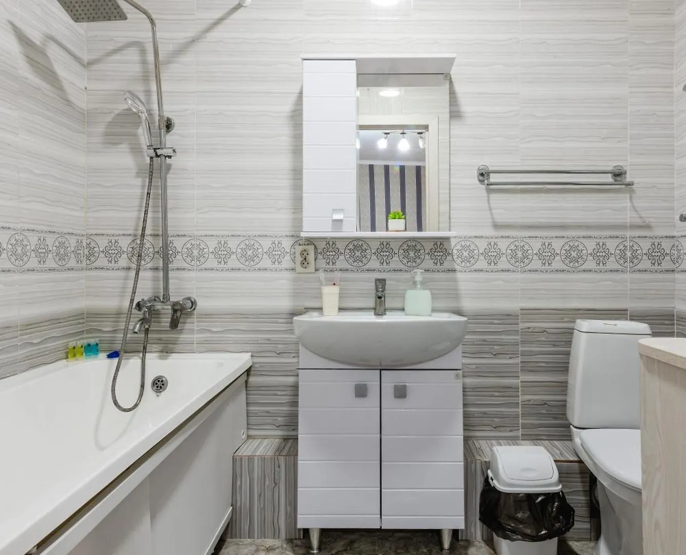 Очаровательная Студия С Балконом Almaty Apartment