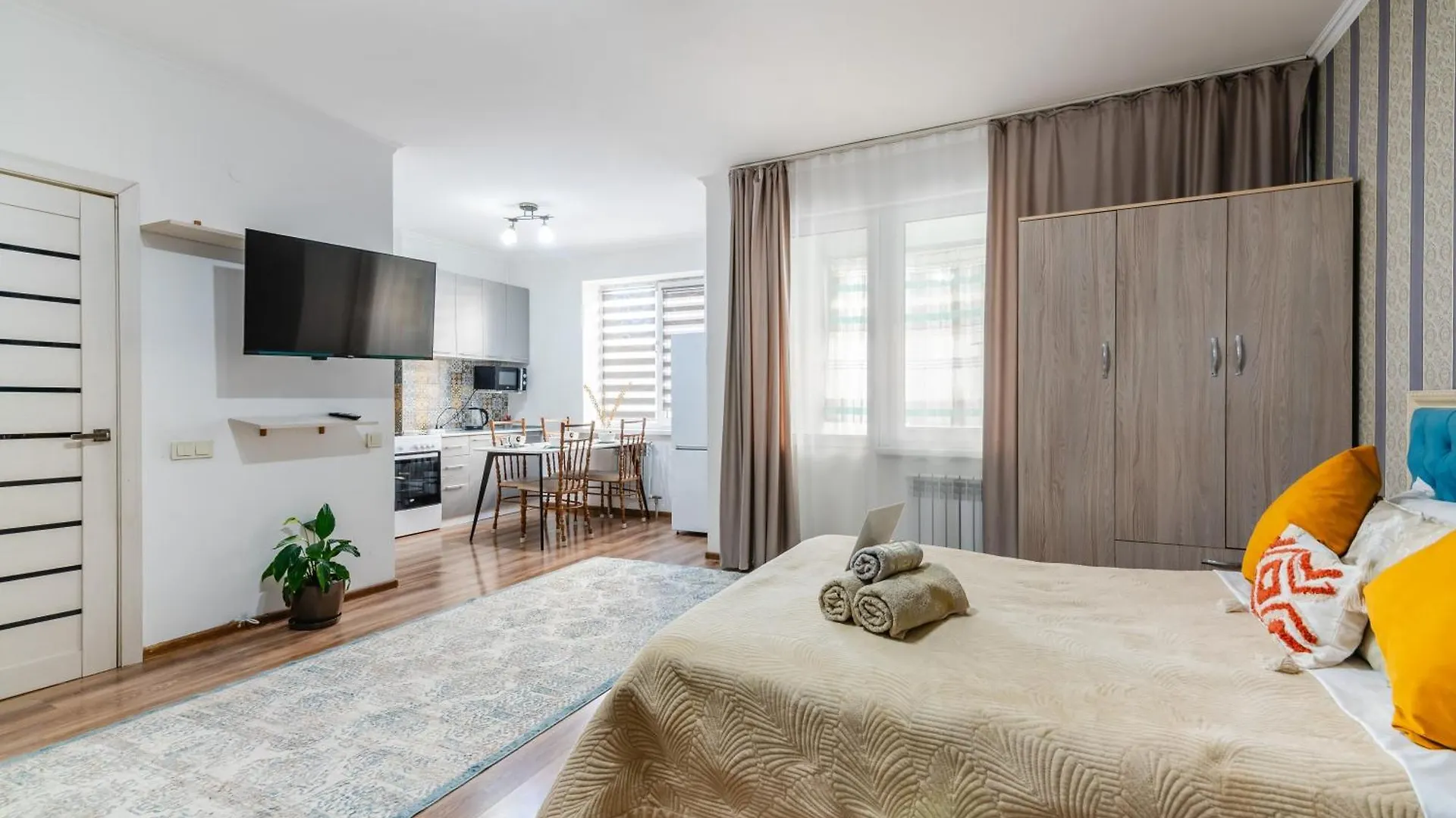Очаровательная Студия С Балконом Almaty Apartment